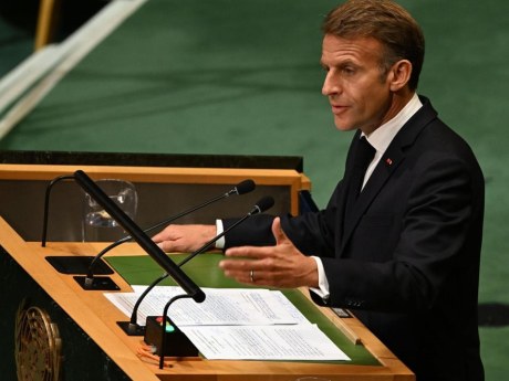 Macron teme attacchi ibridi russi: la Francia rischia la destabilizzazione