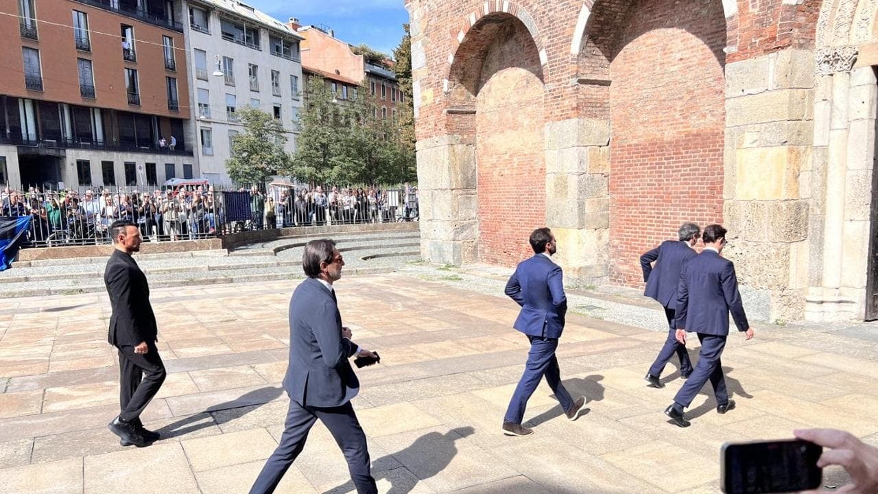 Funerali Mazzola, l’ultimo saluto tra cori, fumogeni e commozione