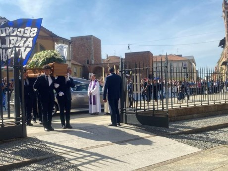 Funerali Mazzola, l’ultimo saluto tra cori, fumogeni e commozione