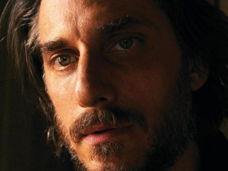 Luca Marinelli: «Non ho paura di sparire» e racconta la sua libertà