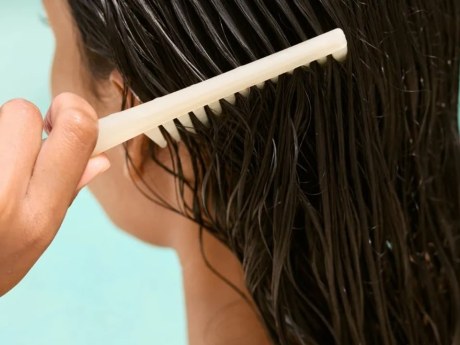 Capelli bagnati in estate