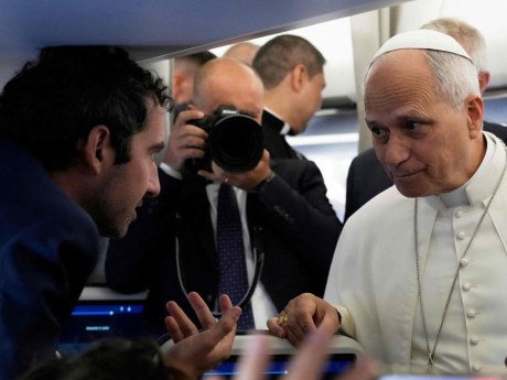 Papa Leone ai giornalisti dopo il blocco di Trump: «Qui benvenuti»