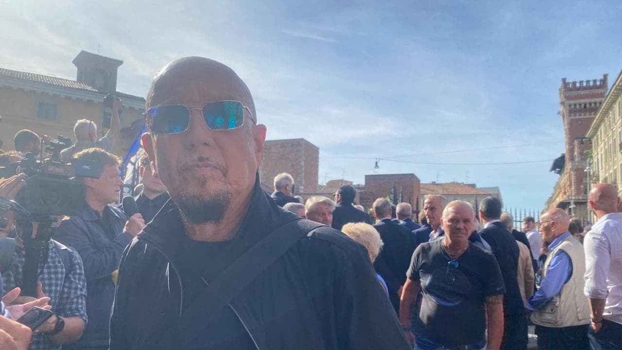 Funerali Mazzola, l’ultimo saluto tra cori, fumogeni e commozione