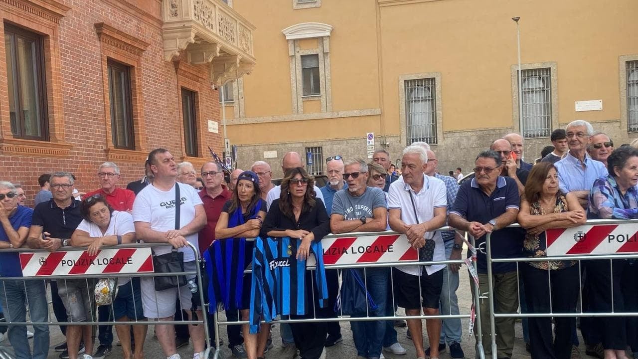 Funerali Mazzola, l’ultimo saluto tra cori, fumogeni e commozione