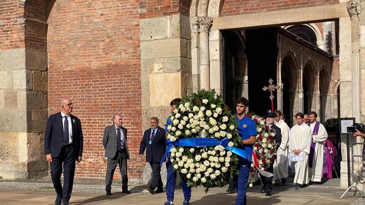 Funerali Mazzola, l’ultimo saluto tra cori, fumogeni e commozione