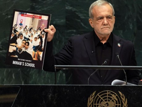 Pezeshkian mostra all’Onu le foto dei bambini uccisi e sfida gli Usa