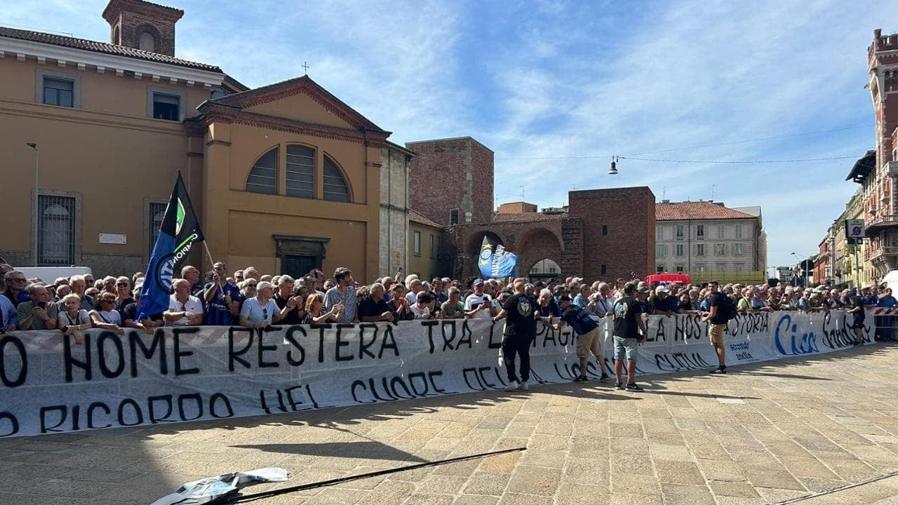 Funerali Mazzola, l’ultimo saluto tra cori, fumogeni e commozione