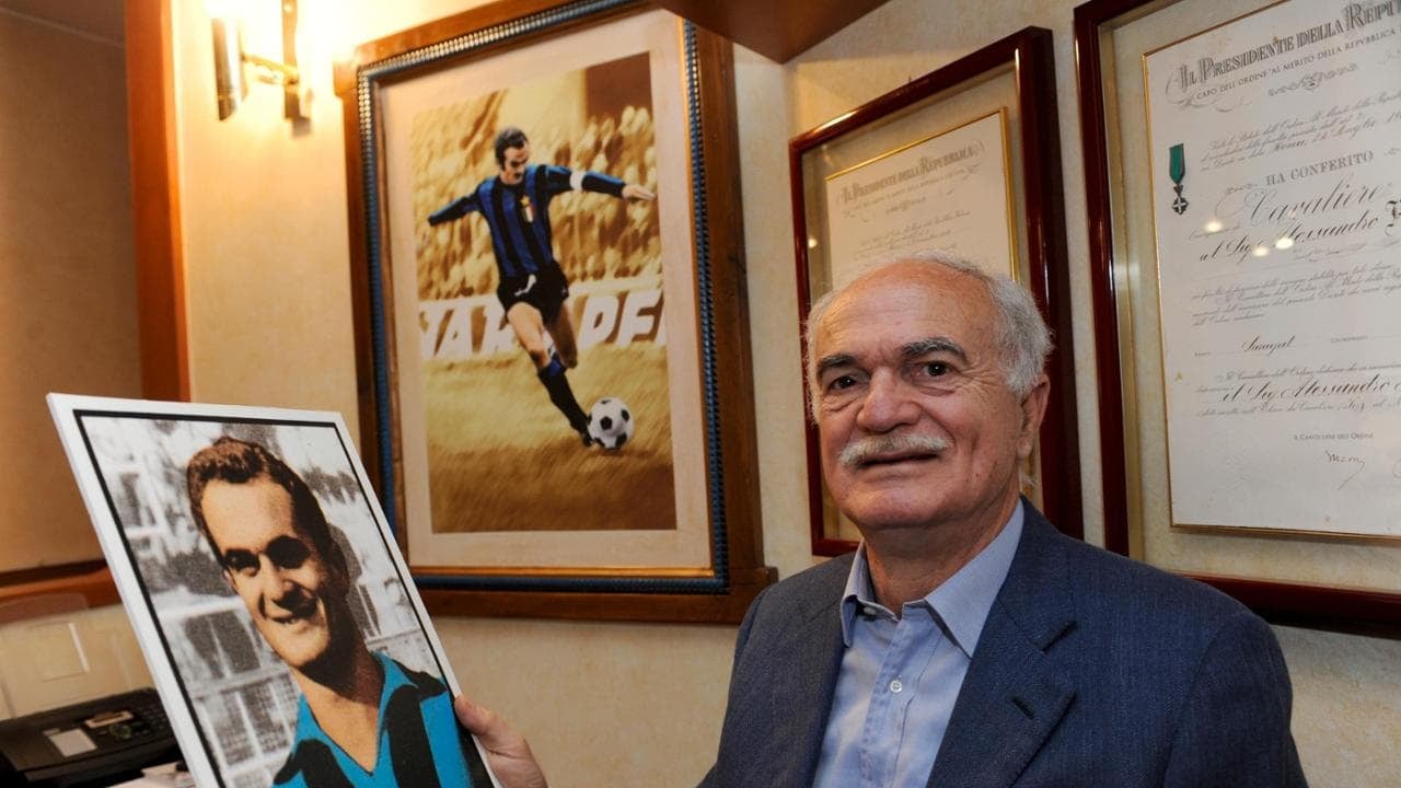 Funerali Mazzola, l’ultimo saluto tra cori, fumogeni e commozione
